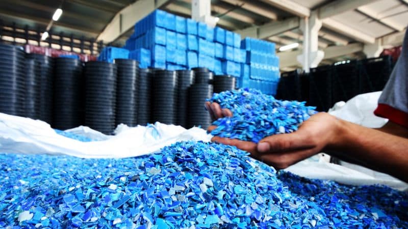 Fábrica de plásticos en Fuenlabrada (Madrid) busca operarios de producción (contrato estable)