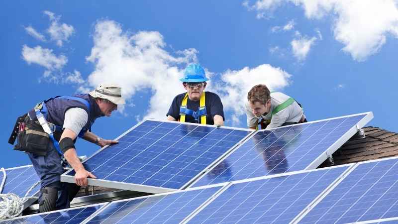Se buscan electricistas para montaje de paneles solares en Madrid (contrato indefinido)